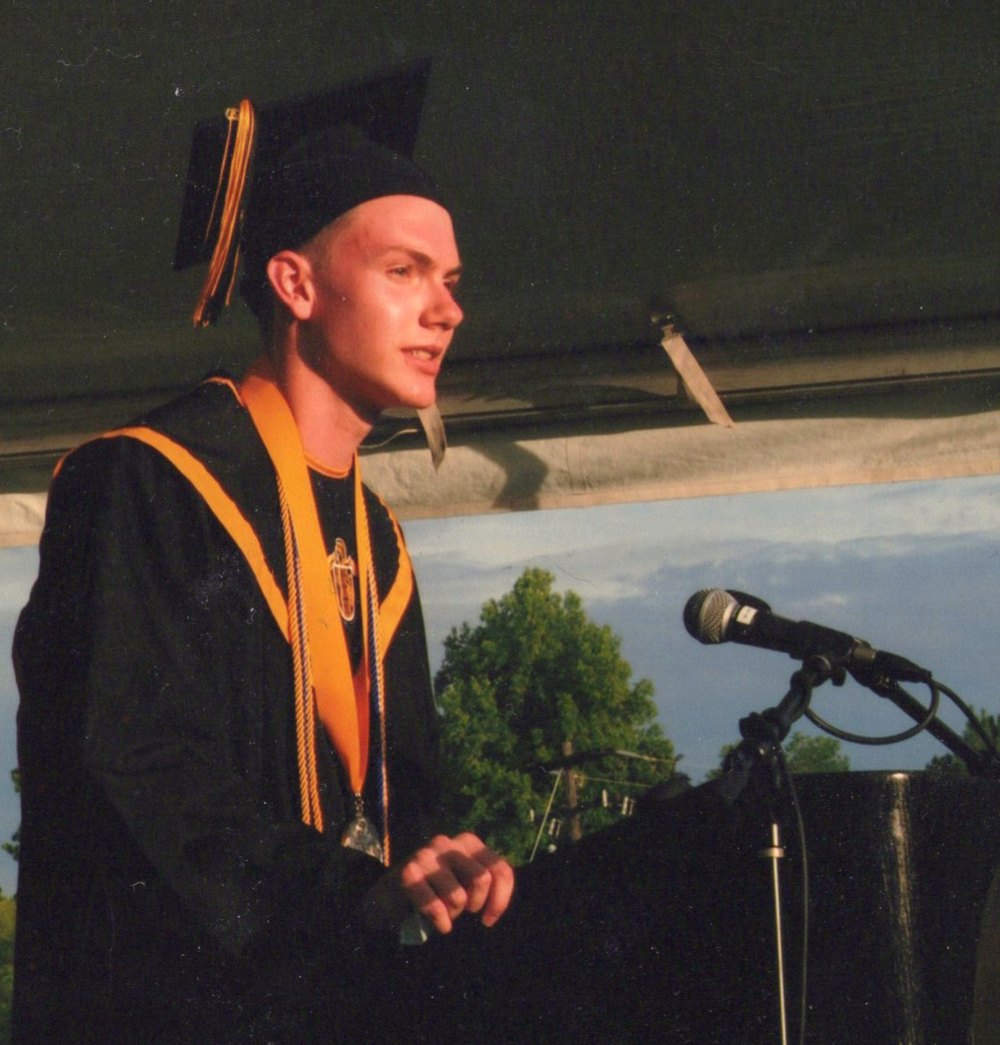 Joe Emerich dando el discurso de graduación de su promoción.