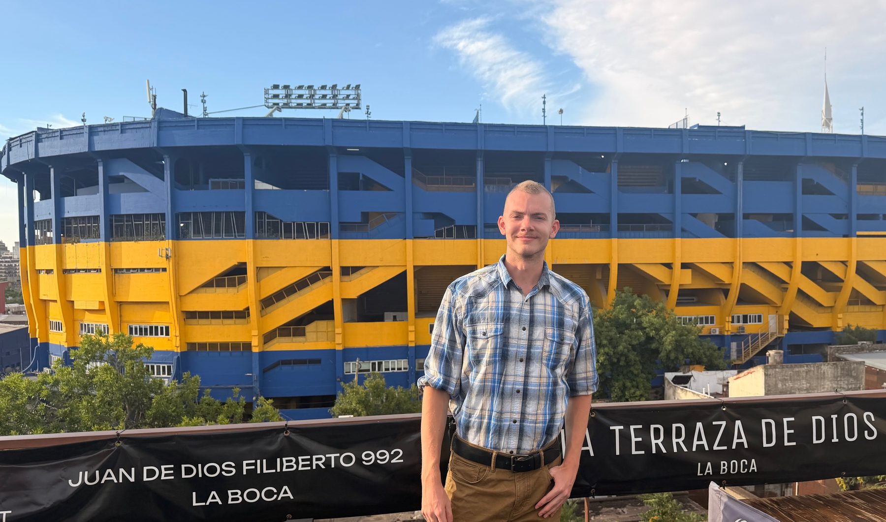 Joe Emerich en La Boca, Buenos Aires, con el estadio La Bombonera detrás.